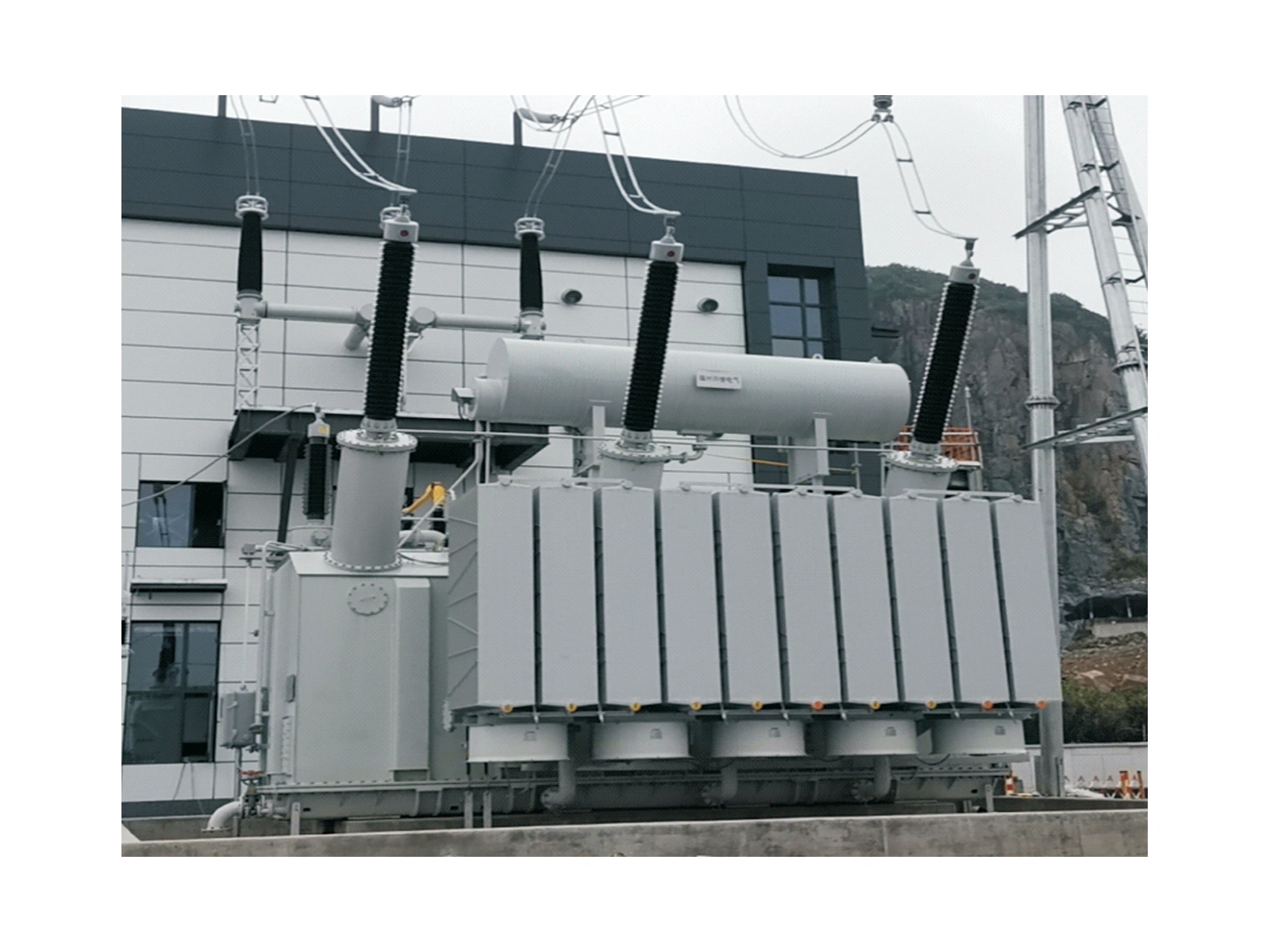 220 kV double-split booster transformer, installation photograph